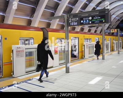 TOKYO, GIAPPONE - 26 gennaio 2024: Un treno alla piattaforma della linea Ginza della metropolitana di Tokyo della stazione di Shibuya. Foto Stock