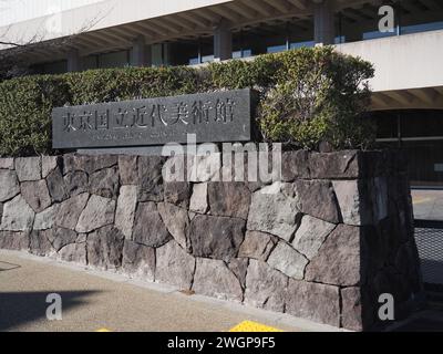 TOKYO, GIAPPONE - 14 gennaio 2024: Parete con un cartello di fronte al Museo di Arte moderna di Tokyo (MOMAT). Foto Stock