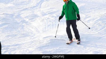 Un uomo che scende giù per una montagna sulle pendici del monte Neve nel Vermont la vigilia di Capodanno. Foto Stock