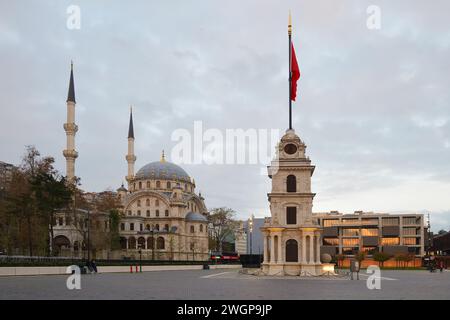 Istanbul, Turchia - Dece 11, 2023: Torre dell'Orologio di Tophane, nota anche come Torre dell'Orologio di Nusretiye, situata accanto alla Moschea di Nusretiye nel distri di Tophane Foto Stock