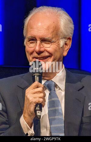 Harald Schmidt beim Gastspiel Bläid Night - Die etwas andere Late-Night-Show im Festsaal der Freiheitshalle. Hof, 05.02.2024 *** Harald Schmidt alla performance ospite Bläid Night the some different late night show in the Ballroom of the Freiheitshalle Hof, 05 02 2024 foto:XS.xGabschx/xFuturexImagex blaeid 4211 Foto Stock