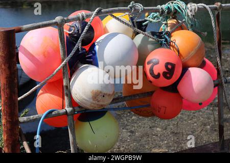 Gruppo di colorate boe da pesca in un porto Foto Stock