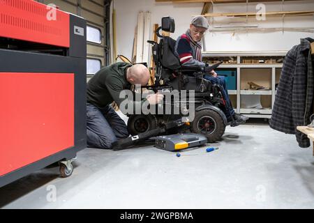 Meccanico che lavora su una sedia a rotelle prototipo mans Foto Stock