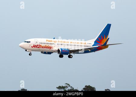 Jet2 Holidays Boeing 737-33A (G-GDFB) con arrivo in tarda serata da Newcastle, Regno Unito. Foto Stock