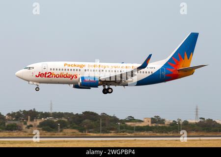 Jet2 Holidays Boeing 737-33A (G-GDFB) con arrivo in tarda serata da Newcastle, Regno Unito. Foto Stock