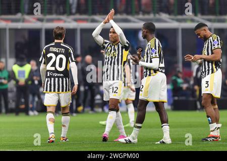 Milano, Italia. 4 febbraio 2024. Italia, Milano, 4 febbraio 2024: Alex Sandro (Juventus FC) e compagni di squadra salutano i tifosi al termine della partita di calcio FC Inter vs Juventus FC, serie A 2023-2024 giorno 23 allo stadio San Siro (Credit Image: © Fabrizio Andrea Bertani/Pacific Press via ZUMA Press Wire) SOLO USO EDITORIALE! Non per USO commerciale! Foto Stock