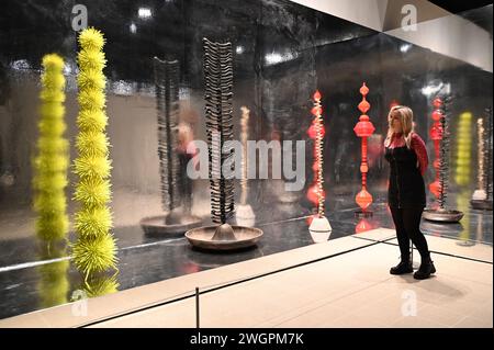 La Hayward Gallery presenta When Forms come Alive, una mostra giocosa e vivace che mette in evidenza i modi in cui gli artisti sono stati ispirati dal movimento, dal flusso e dalla crescita organica, dal gesto di un ballerino alla rottura di un'onda, da un flusso di metallo fuso all'interlacciamento della ragnatela.questa mostra d'arte contemporanea, che spazia da oltre 60 anni, include una serie di forme scultoree energetiche che sembrano trasudare, ondulare, sbocciare, eruttare e allargarsi nello spazio della galleria, ispirando reami fluidi e mutevoli di esperienza, sorprendere gli spettatori a ogni turno . Foto Stock