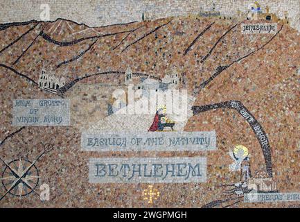 Mappa a mosaico di Betlemme appesa al muro nel cortile della Chiesa di Santa Caterina, vicino alla Chiesa della Natività a Betlemme nei Palestini Foto Stock