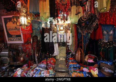 Tutti i tipi di negozi di souvenir in una delle stradine della città vecchia di Gerusalemme, Israele Foto Stock