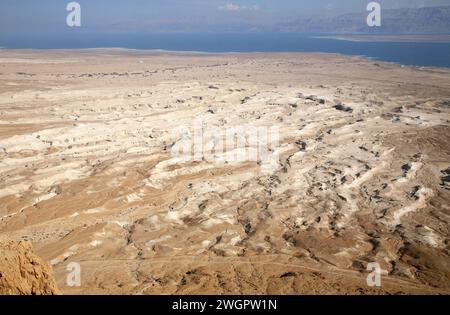 Paesaggio senza acqua del deserto della Giudea, vista da Masada verso il Mar morto, Israele Foto Stock
