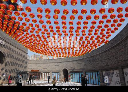 Qingdao, la provincia cinese dello Shandong. 6 febbraio 2024. La gente visita l'antica città di Jimo a Qingdao, nella provincia di Shandong della Cina orientale, il 6 febbraio 2024. Crediti: Zhang Tao/Xinhua/Alamy Live News Foto Stock