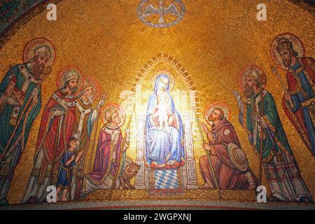 Mosaico della Madonna tra i santi su un altare laterale all'interno della Chiesa dell'Abbazia benedettina della Dormizione, Monte Sion, Gerusalemme, Israele Foto Stock