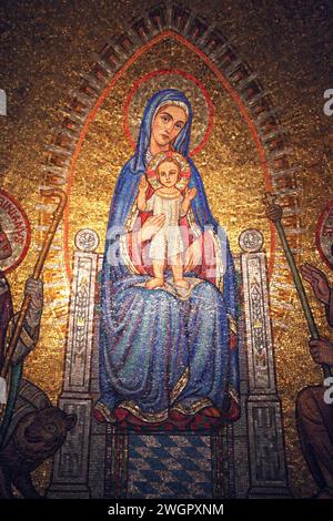 Mosaico della Madonna con Gesù bambino su un altare laterale all'interno della Chiesa dell'Abbazia benedettina della Dormizione, Monte Sion, Gerusalemme, Israele Foto Stock