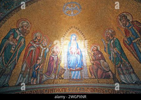 Mosaico della Madonna tra i santi su un altare laterale all'interno della Chiesa dell'Abbazia benedettina della Dormizione, Monte Sion, Gerusalemme, Israele Foto Stock