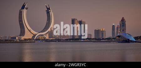 Skyline di Lusail città di Lusail, Qatar, con il progetto Katara Towers del Lusail Marina Night Shoot. Concetto di industria edile. Foto Stock