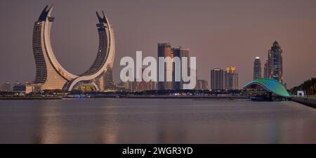 Skyline di Lusail città di Lusail, Qatar, con il progetto Katara Towers del Lusail Marina Night Shoot. Concetto di industria edile. Foto Stock