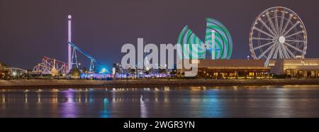 Parco divertimenti Lusail Winter Wonderland sull'isola di al Maha. Lusail City, Qatar, scatto notturno a lunga esposizione che mostra la ruota panoramica. Foto Stock