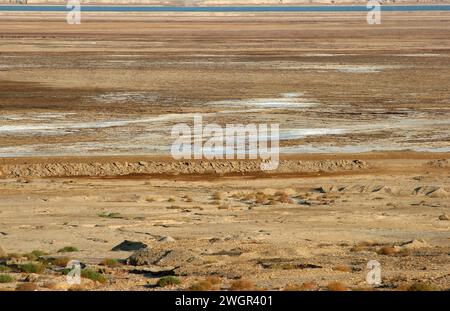 Un dolino causato dal calo del livello dell'acqua del Mar morto. Una sorgente di acqua calda riempie il buco, Mar morto, Israele Foto Stock