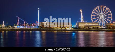 Parco divertimenti Lusail Winter Wonderland sull'isola di al Maha. Lusail City, Qatar, scatto notturno a lunga esposizione che mostra la ruota panoramica. Foto Stock