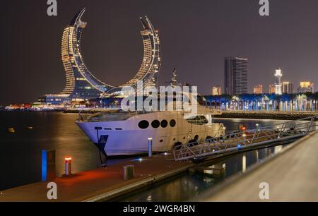 Skyline di Lusail città di Lusail, Qatar, con il progetto Katara Towers del Lusail Marina Night Shoot. Concetto di industria edile. Foto Stock