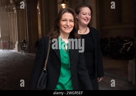 Londra, Regno Unito. 6 febbraio 2024. Lucy Frazer - Segretario di Stato per la cultura, i media e lo sport (L), Victoria Prentis - il procuratore generale arriva per una riunione di gabinetto a Downing Street. Credito: Justin ng/Alamy. Foto Stock