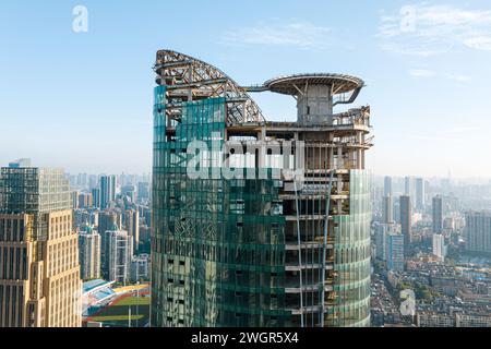 Un grattacielo costruito nel paesaggio urbano con un bel cielo a Wuhan, in Cina Foto Stock