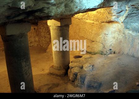 Resti del villaggio di epoca Giuseppe sotto la chiesa di San Giuseppe, monastero francescano di Nazareth, Israele Foto Stock