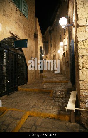 Vista della strada notturna nella città vecchia di Jaffa, Israele Foto Stock