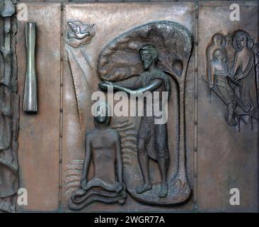 Battesimo di Gesù, particolare della porta gigante in bronzo nella Basilica dell'Annunciazione, Nazareth, Israele Foto Stock