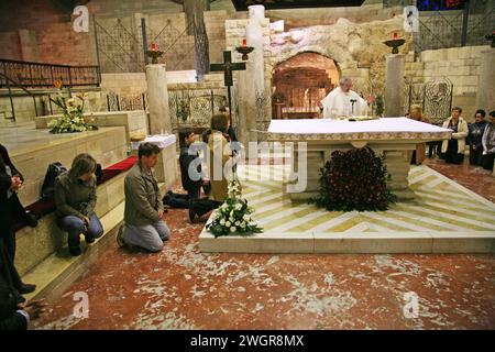 Messa cattolica nella Grotta della Basilica dell'Annunciazione, Nazareth, Israele Foto Stock