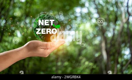 Mano di terra di tenuta umana con icona Net Zero, concetto di zero zero zero e zero netto per l'obiettivo di zero emissioni nette di gas a effetto serra, clima neutro lungo Foto Stock