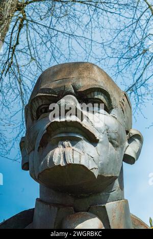 Kozlowka, Polonia. 29 aprile 2023. Monumento di Vladimir Ilyich Lenin, rivoluzionario e politico russo, padre fondatore della Russia sovietica Foto Stock