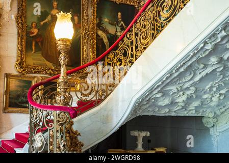 Kozlowka, Polonia 29 aprile 2023 Scala del Palazzo, riccamente decorata con stucchi e rivestita di marmo con una balaustra neo-rococò Foto Stock