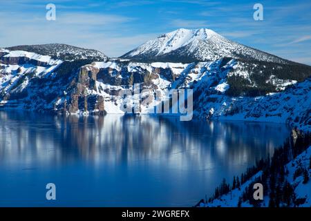 Mt Scott sopra il cratere del lago, il Parco nazionale di Crater Lake, Oregon Foto Stock