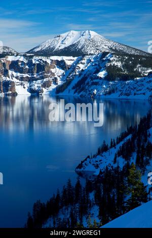 Mt Scott sopra il cratere del lago, il Parco nazionale di Crater Lake, Oregon Foto Stock