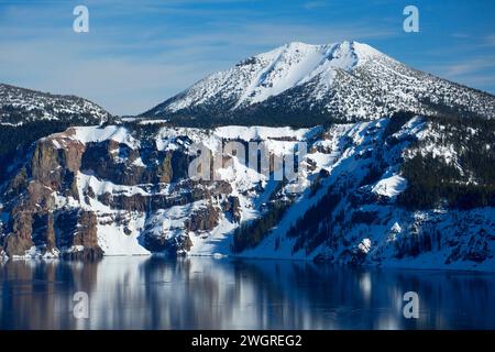 Mt Scott sopra il cratere del lago, il Parco nazionale di Crater Lake, Oregon Foto Stock