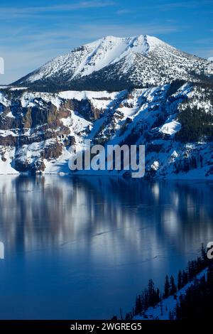 Mt Scott sopra il cratere del lago, il Parco nazionale di Crater Lake, Oregon Foto Stock