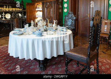 Kozlowka, Polonia 29 aprile 2023. Interni e mobili in stile barocco e rococò del palazzo della sala da pranzo Foto Stock