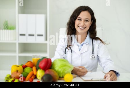 Ritratto di una donna dietista positiva che guarda la fotocamera e sorride Foto Stock