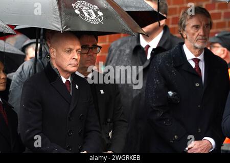 Direttore dello sport all'INEOS Sir David Brailsford (a sinistra), il sindaco di Manchester Andy Burnham e Sir Jim Ratcliffe (a destra) partecipano al servizio commemorativo per le vittime del disastro aereo di Monaco del 1958 a Old Trafford, Manchester. Oggi ricorre il 66° anniversario del disastro aereo di Monaco, che ha causato 23 vittime, tra cui otto giocatori. Foto Stock