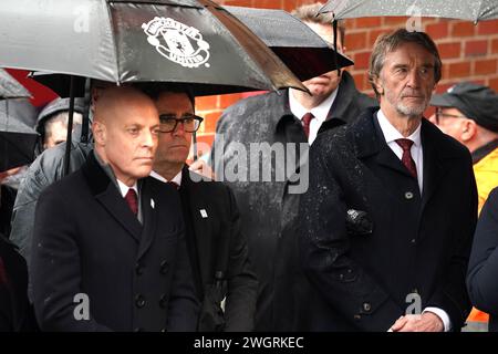 Direttore dello sport all'INEOS Sir David Brailsford (a sinistra), il sindaco di Manchester Andy Burnham e Sir Jim Ratcliffe (a destra) partecipano al servizio commemorativo per le vittime del disastro aereo di Monaco del 1958 a Old Trafford, Manchester. Oggi ricorre il 66° anniversario del disastro aereo di Monaco, che ha causato 23 vittime, tra cui otto giocatori. Foto Stock