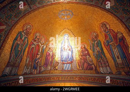 Mosaico della Madonna tra i santi su un altare laterale all'interno della Chiesa dell'Abbazia benedettina della Dormizione, Monte Sion, Gerusalemme, Israele Foto Stock