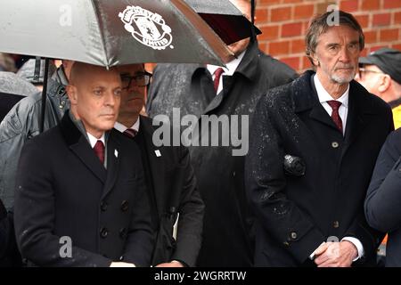 Direttore dello sport all'INEOS Sir David Brailsford (a sinistra), il sindaco di Manchester Andy Burnham e Sir Jim Ratcliffe (a destra) partecipano al servizio commemorativo per le vittime del disastro aereo di Monaco del 1958 a Old Trafford, Manchester. Oggi ricorre il 66° anniversario del disastro aereo di Monaco, che ha causato 23 vittime, tra cui otto giocatori. Foto Stock