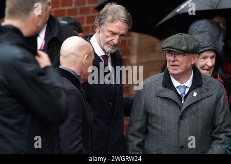 Direttore dello sport all'INEOS Sir David Brailsford (a sinistra), Sir Jim Ratcliffe e l'ex manager del Manchester United Sir Alex Ferguson (a destra) dopo il servizio commemorativo per le vittime del disastro aereo di Monaco del 1958 a Old Trafford, Manchester. Oggi ricorre il 66° anniversario del disastro aereo di Monaco, che ha causato 23 vittime, tra cui otto giocatori. Foto Stock