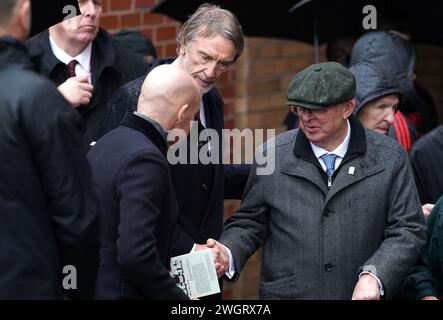 Direttore dello sport all'INEOS Sir David Brailsford (a sinistra), Sir Jim Ratcliffe e l'ex manager del Manchester United Sir Alex Ferguson (a destra) dopo il servizio commemorativo per le vittime del disastro aereo di Monaco del 1958 a Old Trafford, Manchester. Oggi ricorre il 66° anniversario del disastro aereo di Monaco, che ha causato 23 vittime, tra cui otto giocatori. Foto Stock