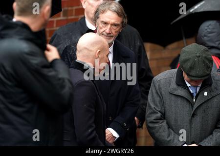 Direttore dello sport all'INEOS Sir David Brailsford (a sinistra), Sir Jim Ratcliffe e l'ex manager del Manchester United Sir Alex Ferguson (a destra) dopo il servizio commemorativo per le vittime del disastro aereo di Monaco del 1958 a Old Trafford, Manchester. Oggi ricorre il 66° anniversario del disastro aereo di Monaco, che ha causato 23 vittime, tra cui otto giocatori. Foto Stock