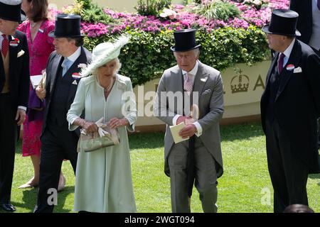 IMMAGINI DEI FILE. 6 febbraio 2024. Sua Maestà re Carlo III è stato diagnosticato un cancro ed è sottoposto a cure. Re Carlo III e la regina Camilla nell'anello della parata a Royal Ascot il giorno delle signore. Crediti: Maureen McLean/Alamy Foto Stock