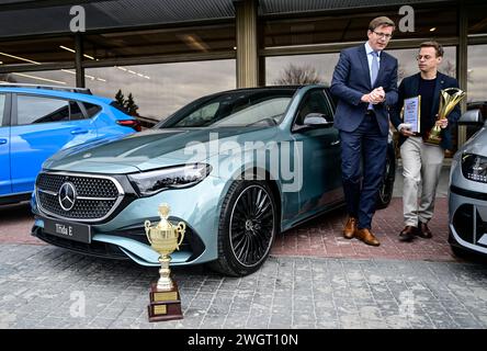 Il ministro del traffico ceco Martin Kupka, a sinistra, il CEO di Mercedes-Benz Repubblica Ceca Alexander Henzler e Mercedes-Benz Classe e, in occasione dell'annuncio dei risultati del 30° sondaggio annuale Car of Year a Praga, Repubblica Ceca, 6 febbraio 2024. Il titolo di Car of the Year 2024 nella Repubblica Ceca è stato assegnato alla Mercedes-Benz Classe E. In un voto di una giuria di esperti composta da venti giornalisti automobilistici, la nuova vettura ha battuto la BMW serie 5, che è arrivata seconda. Il terzo posto è andato al Subaru Crosstrek. (CTK Photo/Roman Vondrous) Foto Stock