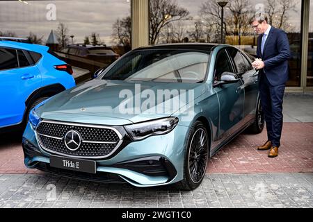 Il ministro del traffico ceco Martin Kupka e Mercedes-Benz Classe e in occasione dell'annuncio dei risultati del 30° sondaggio annuale Car of Year a Praga, Repubblica Ceca, 6 febbraio 2024. Il titolo di Car of the Year 2024 nella Repubblica Ceca è stato assegnato alla Mercedes-Benz Classe E. In un voto di una giuria di esperti composta da venti giornalisti automobilistici, la nuova vettura ha battuto la BMW serie 5, che è arrivata seconda. Il terzo posto è andato al Subaru Crosstrek. (CTK Photo/Roman Vondrous) Foto Stock