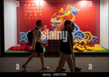 Madrid, Spagna. 4 febbraio 2024. I pedoni passeggiano fuori dal China Cultural Centre adornato con la lanterna cinese del drago per celebrare il prossimo Capodanno cinese 2024, l'anno del drago, a Madrid. (Credit Image: © Miguel candela/SOPA Images via ZUMA Press Wire) SOLO PER USO EDITORIALE! Non per USO commerciale! Foto Stock